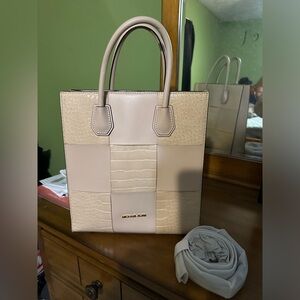 Beautiful cream Michael Kors bag! Comes with Crossbody strapped never been used.